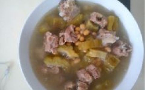 苦瓜湯 - 以苦瓜為主要原料的湯